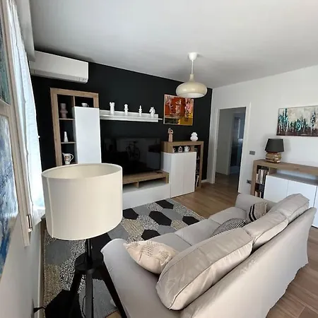 Art X4 In Centre With Private Parking Apartment *