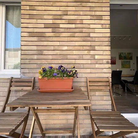 Art X4 In Centre With Private Parking Apartment