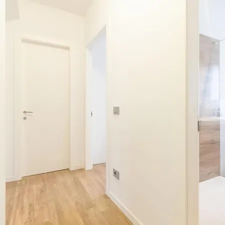 Art X4 In Centre With Private Parking 아파트