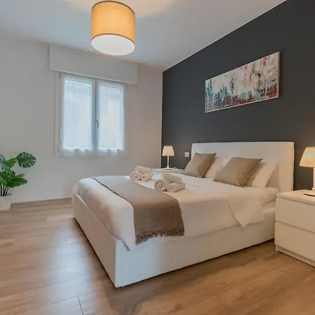 Art X4 In Centre With Private Parking 아파트