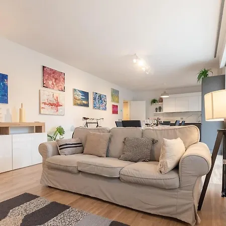 Art X4 In Centre With Private Parking