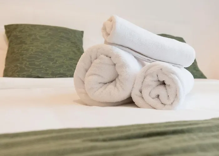 Art X4 In Centre With Private Parking *