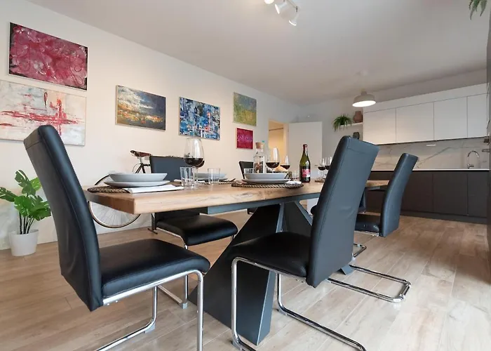 Апартаменты Art X4 In Centre With Private Parking