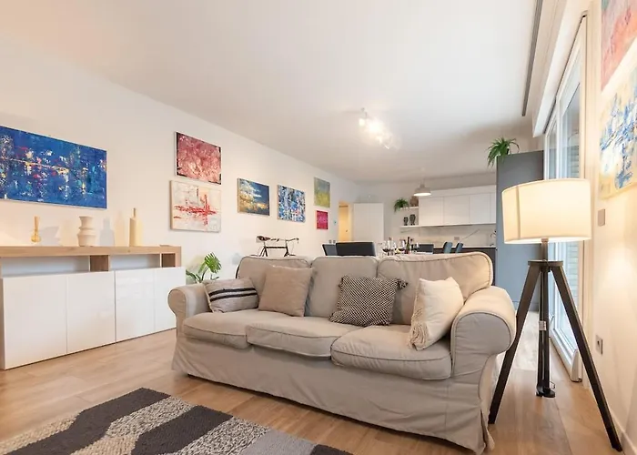 Art X4 In Centre With Private Parking